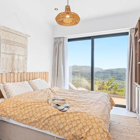 Elgian Luxury -private Pool & Sea View 빌라 Pondi