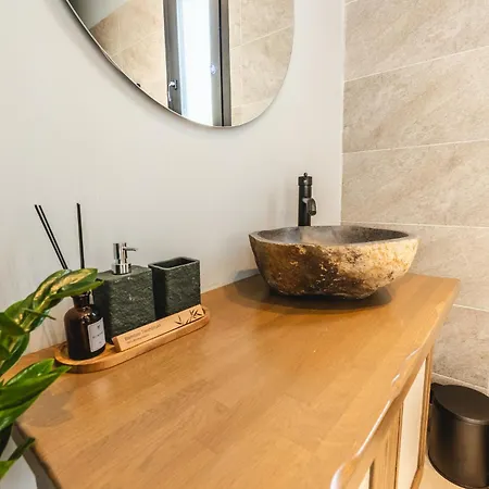 Elgian Luxury -private Pool & Sea View 빌라 Pondi