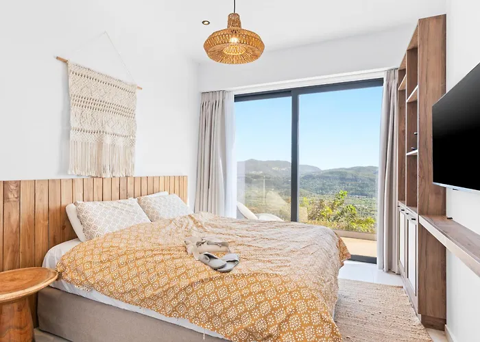 Elgian Luxury -private Pool & Sea View Villa Pondi